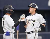 　１回、太田の二ゴロで生還し、西川（左）とタッチを交わす麦谷（撮影・立川洋一郎）