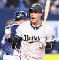 　８回、四球を選びガッツポーズを見せる麦谷（撮影・立川洋一郎）