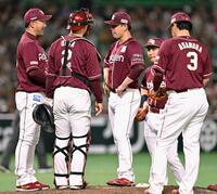 　７回途中、同点を許し三木監督（左端）から降板を告げられる藤井（中央）