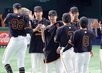 　ＤｅＮＡに勝利し、マルティネス（９２）からウイニングボールを受け取る巨人・井上（中央）