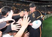 　大勢のファンとタッチを交わす井上（撮影・佐藤厚）