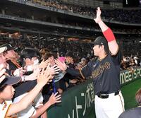 　大勢のファンとタッチを交わす甲斐（撮影・佐藤厚）