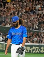 　３回、巨人・甲斐に先制打を浴び肩を落とすジャクソン