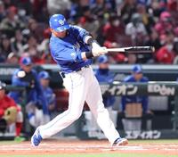 　６回、２死満塁で空振り三振に倒れる中田（撮影・市尻達拡）