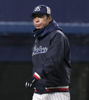 　８回を終え、選手交代を告げた高津監督（撮影・北村雅宏）