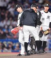 　日本ハム打線につかまり６回途中で降板した種市（左）。手前は吉井監督（撮影・開出牧）