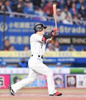 　５回、中越え適時二塁打を放つ藤岡（撮影・開出牧）