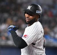 　１回、先制の右越えソロ放ちポーズを決めるポランコ（撮影・開出牧）