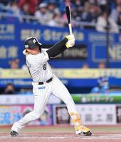 　４回、右前適時打を放つ山本（撮影・開出牧）