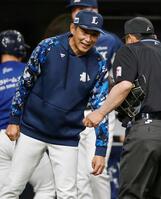 　８回の攻撃を終え、選手交代を告げる西口監督
