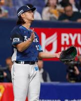 　４回を終え、グラブをたたく・高橋。７回１失点と好投したが負け投手となり、昨季から続く連敗は１３に伸びて球団ワーストとなった