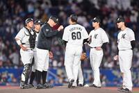 　６回、投手交代を告げ自らマウンドへ行き、２番手の横山にボールを渡す吉井監督（左手前）＝撮影・開出牧