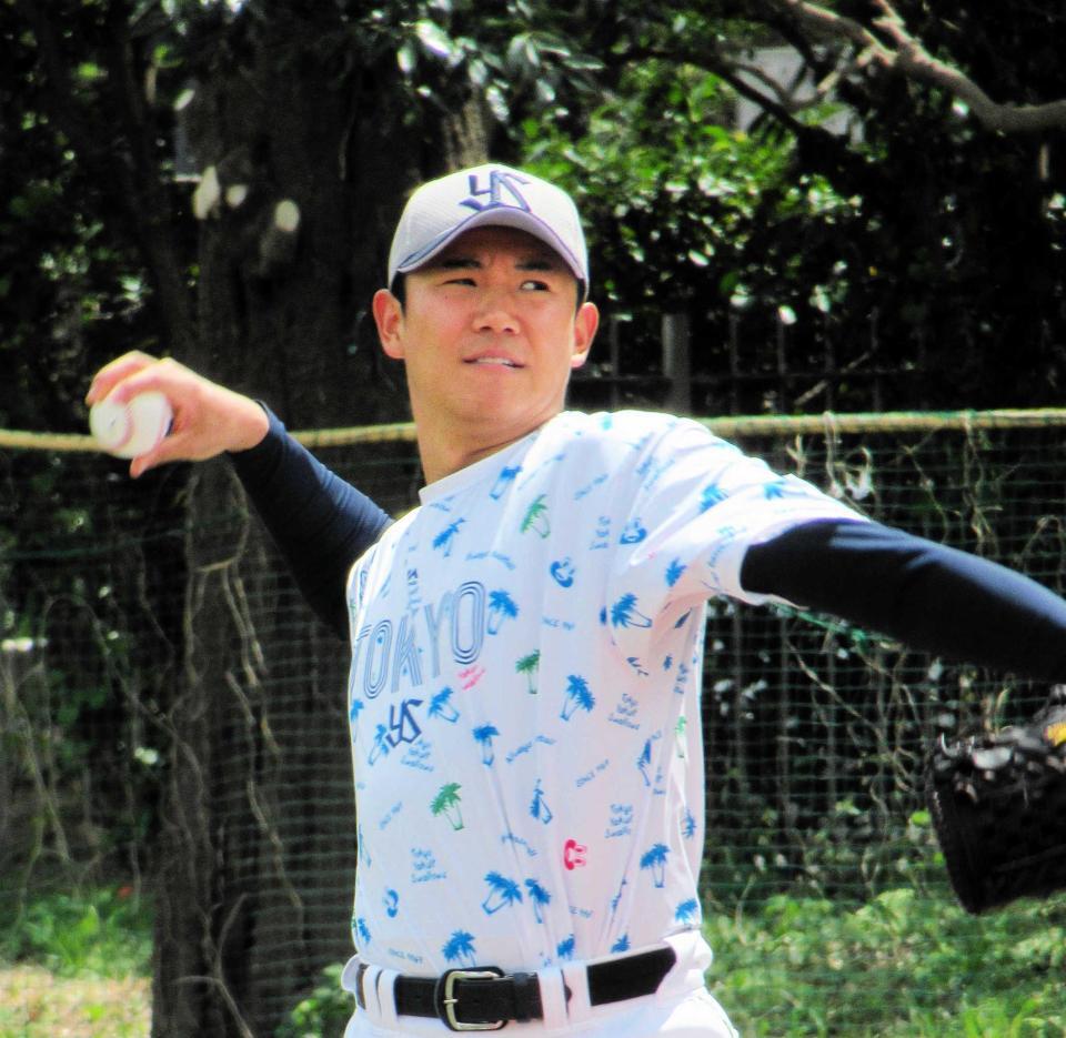 　キャッチボールする奥川