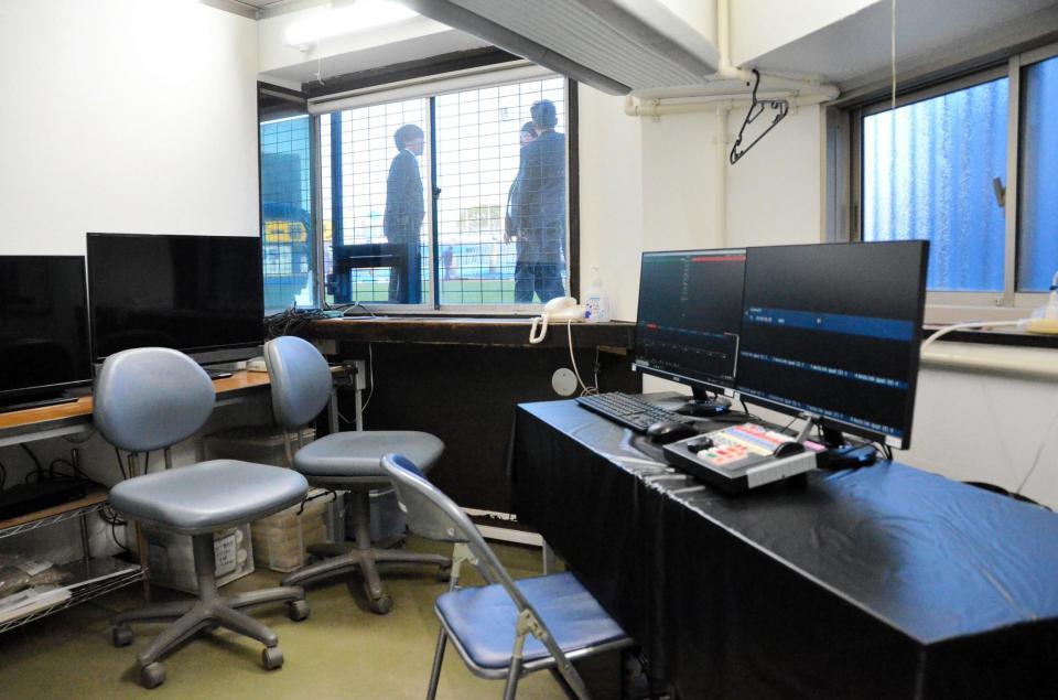 　ビデオルームにある右側２つの画面で検証が行われる