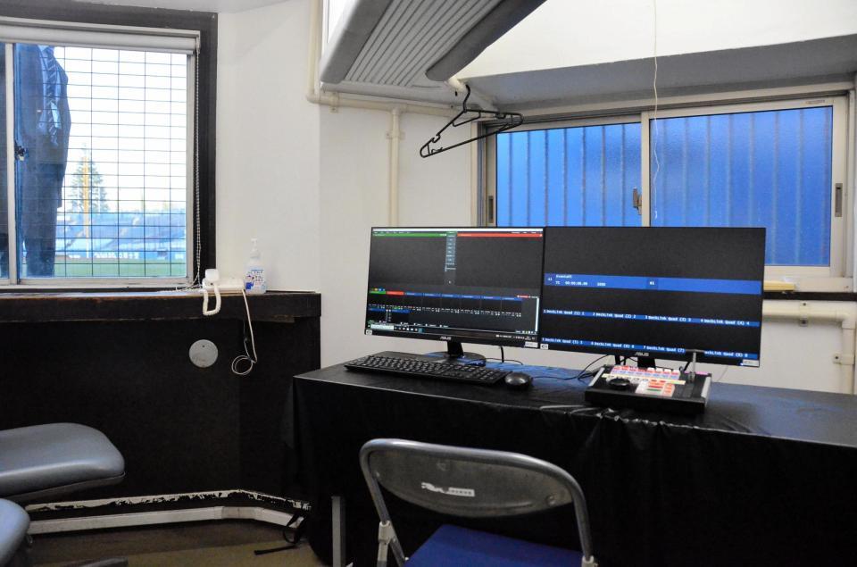 　ビデオルームにある２つの画面で検証が行われる