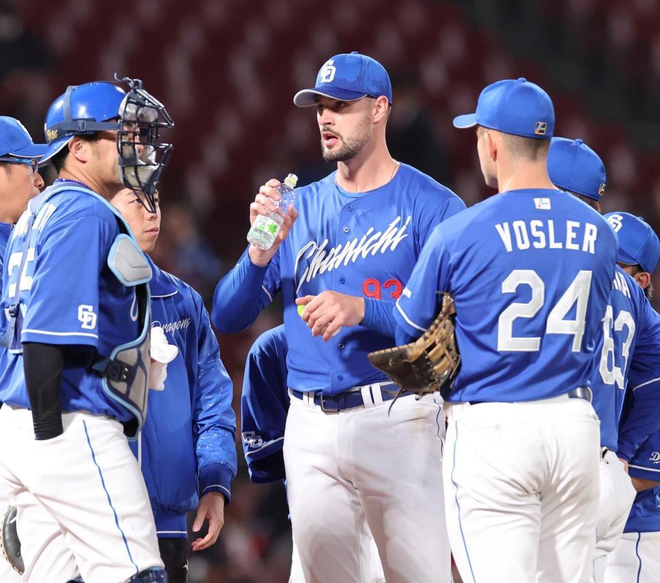 　３回、失点しマウンドで水分補給をするマラー（撮影・市尻達拡）