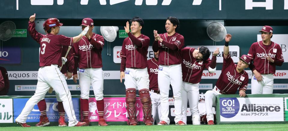 　６回、浅村は先制ソロを放ちナインの出迎えを受ける