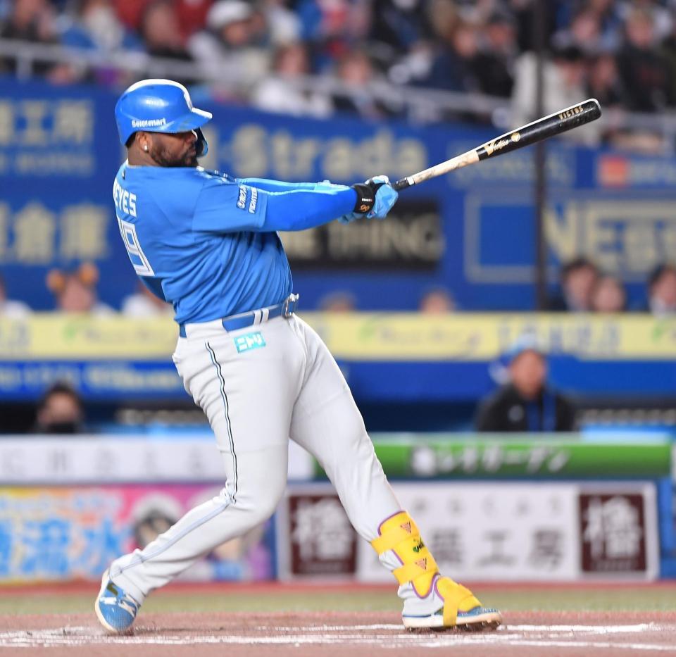 　６回、右前適時打を放つレイエス（撮影・開出牧）