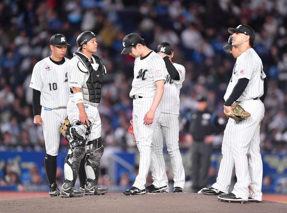 　日本ハム打線に捕まり６回途中で降板した種市（中央）＝撮影・開出牧