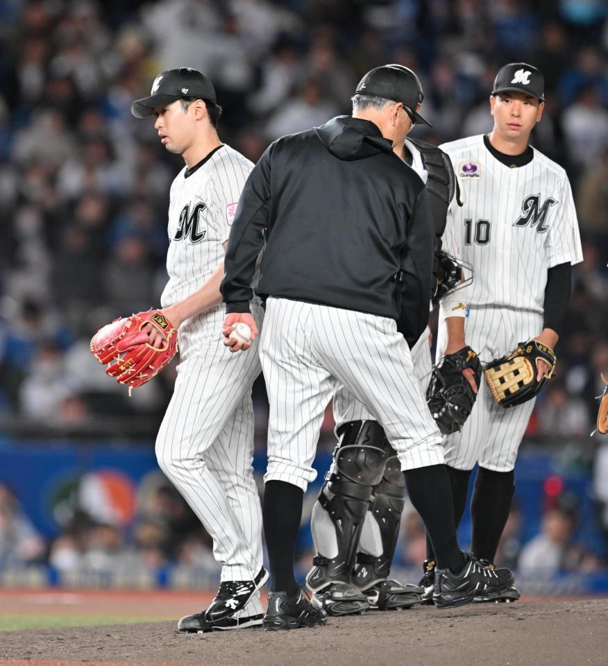 　６回、途中降板する種市（左端）。中央は吉井監督