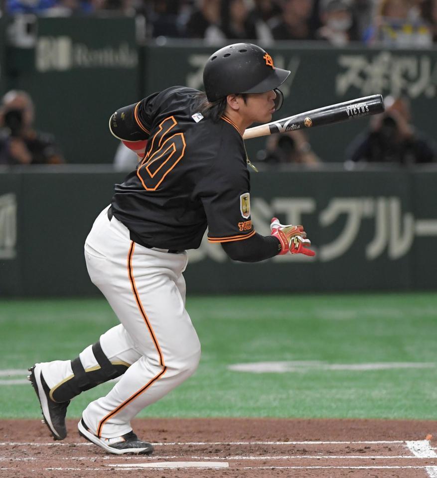 　３回、甲斐は右前適時打を放つ（撮影・佐藤厚）