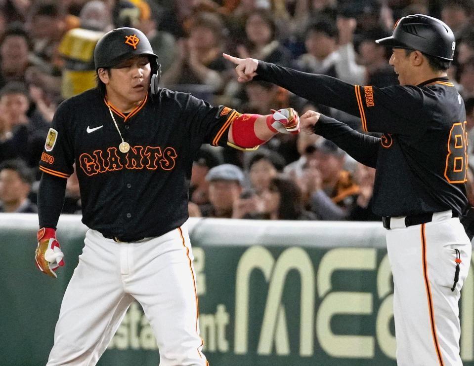 　３回、先制打を放ち、一塁コーチとタッチを交わす甲斐