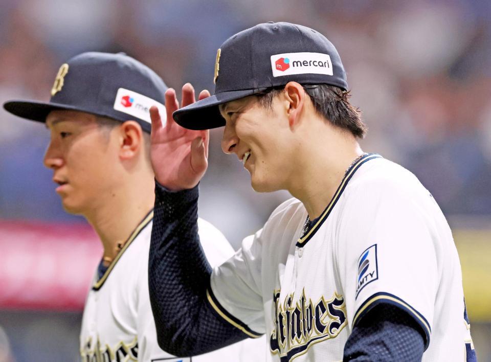 　７回を投げ終え、笑顔でベンチへ引き揚げる高島（撮影・立川洋一郎）