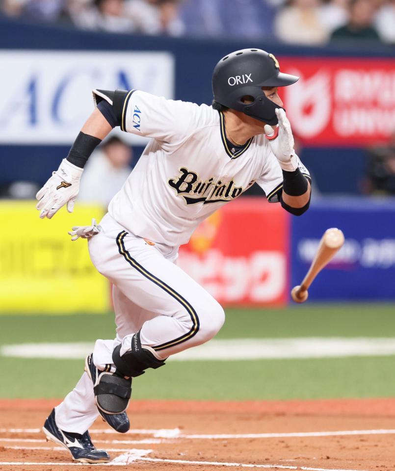 　１回、中前打を放つ麦谷（撮影・立川洋一郎）