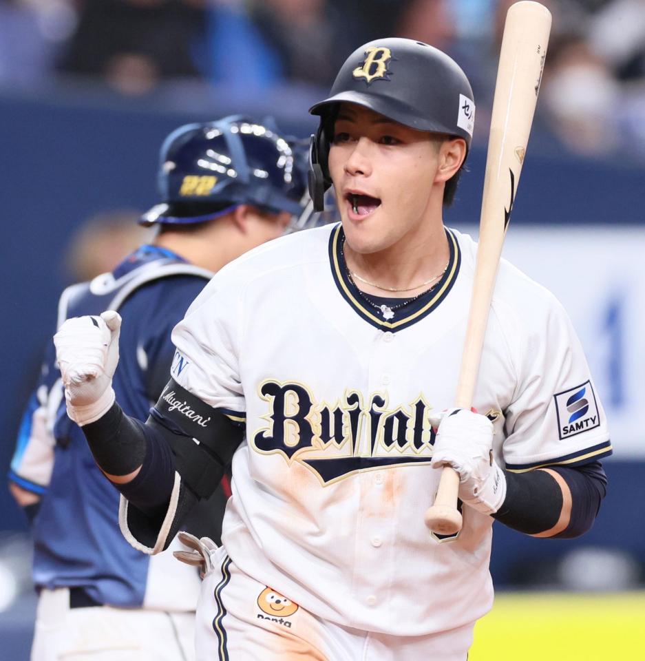 　８回、四球を選びガッツポーズを見せる麦谷（撮影・立川洋一郎）