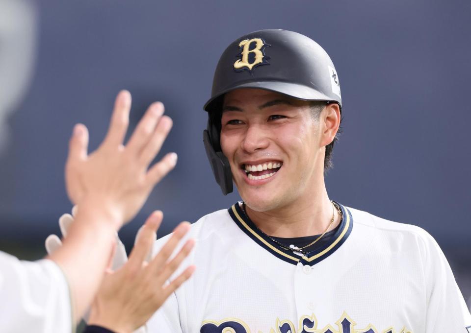 　８回、ディアスの適時打で生還し、ナインの出迎えに笑顔を見せる麦谷（撮影・立川洋一郎）