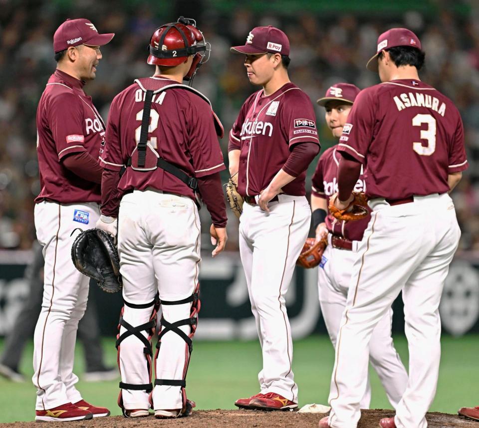 　７回途中、同点を許し三木監督（左端）から降板を告げられる藤井（中央）