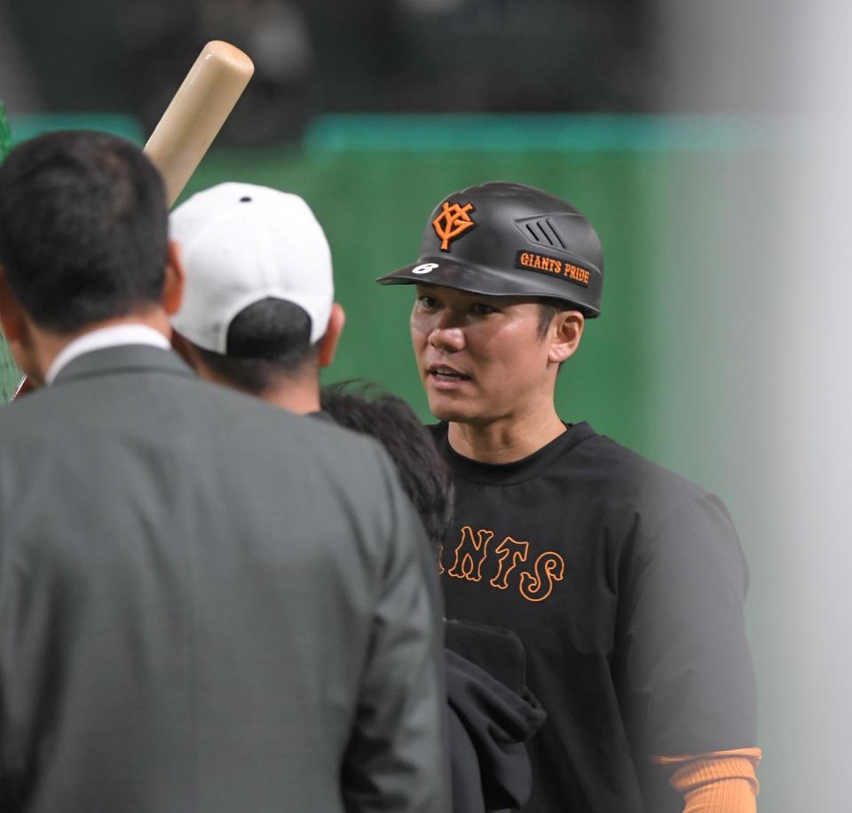 　阿部監督（中）と話す坂本（撮影・佐藤厚）