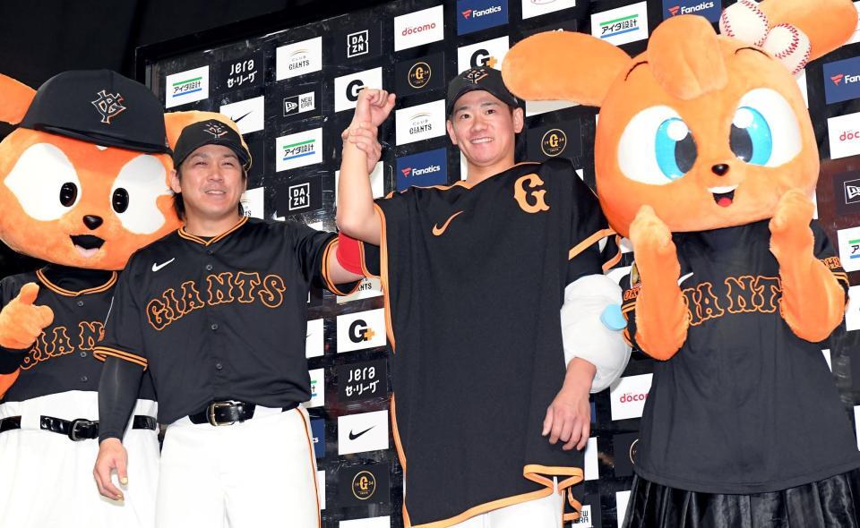 　決勝打の甲斐（左）と７回無失点で今季初勝利を挙げた井上（撮影・佐藤厚）