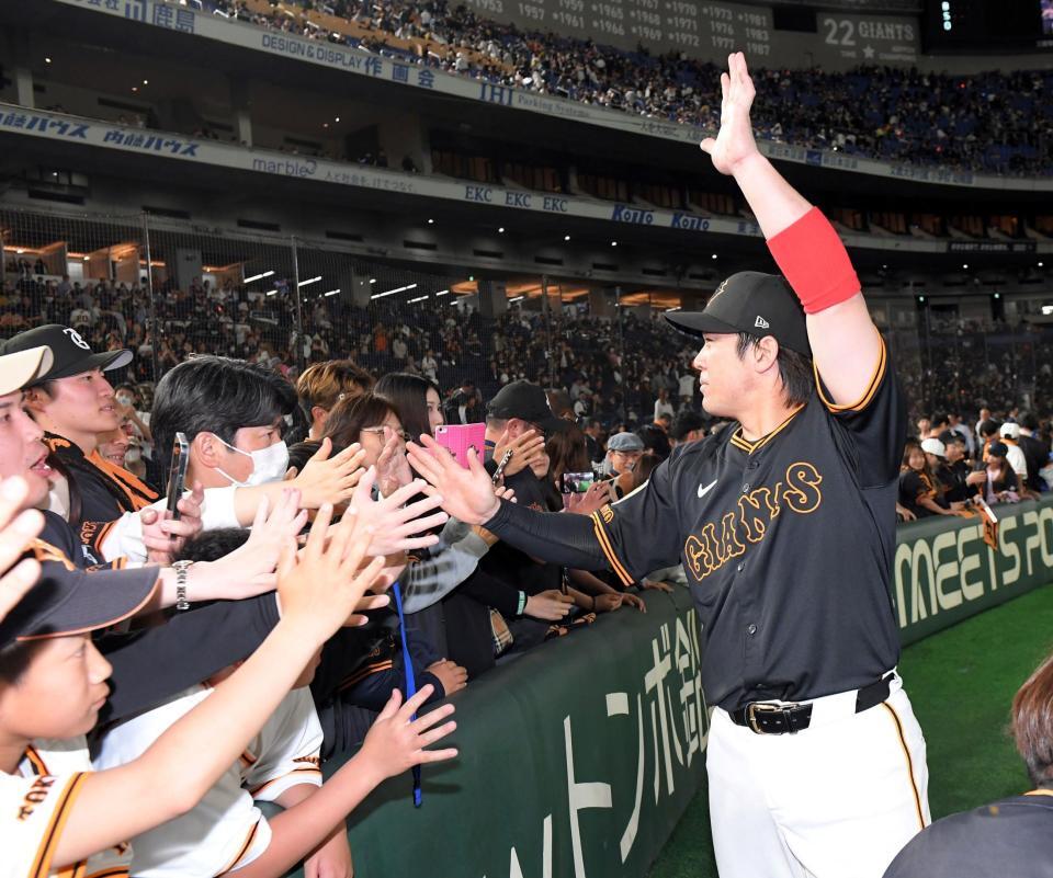 　大勢のファンとタッチを交わす甲斐（撮影・佐藤厚）