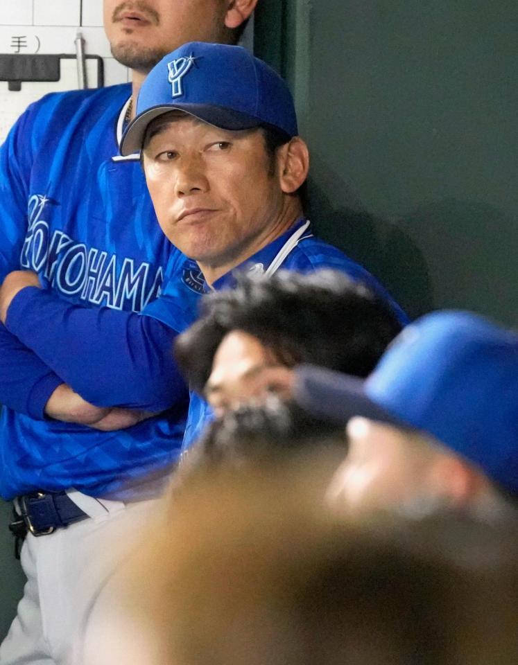 　９回の攻撃中、ベンチでさえない表情の三浦監督
