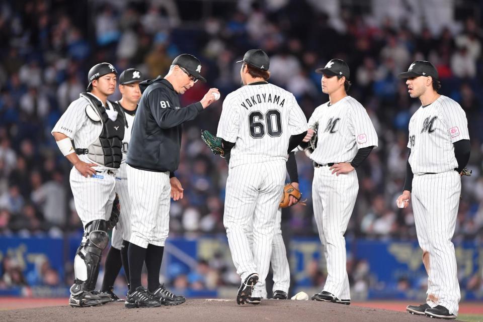 　６回、投手交代を告げ自らマウンドへ行き、２番手の横山にボールを渡す吉井監督（左手前）＝撮影・開出牧