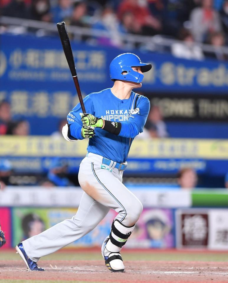 　９回、右越えソロを放つ清宮幸（撮影・開出牧）