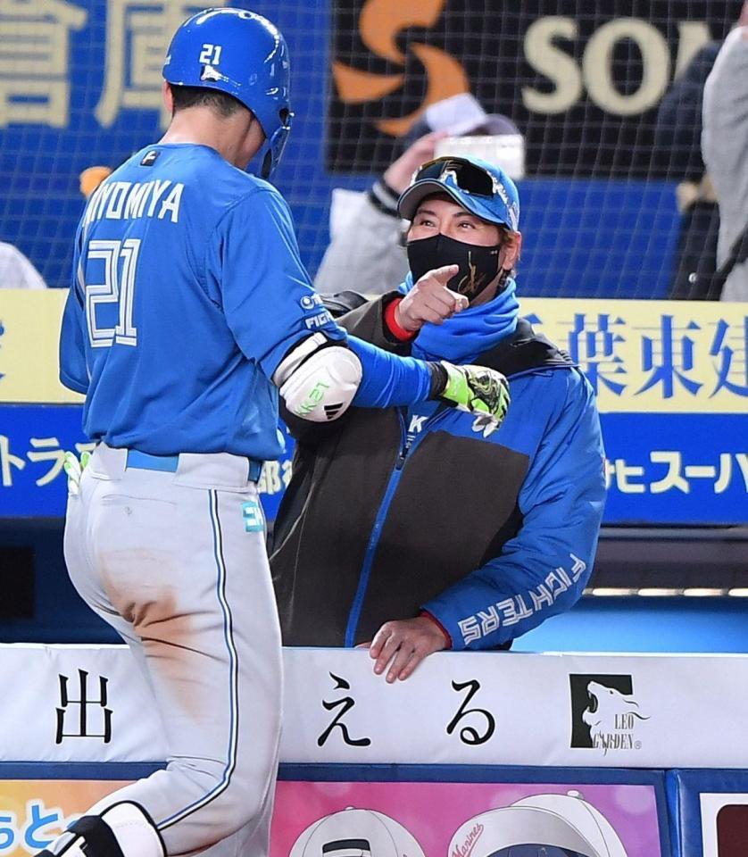 　９回、右越えソロを放った清宮幸（左）とタッチを交わす新庄新監督（撮影・開出牧）