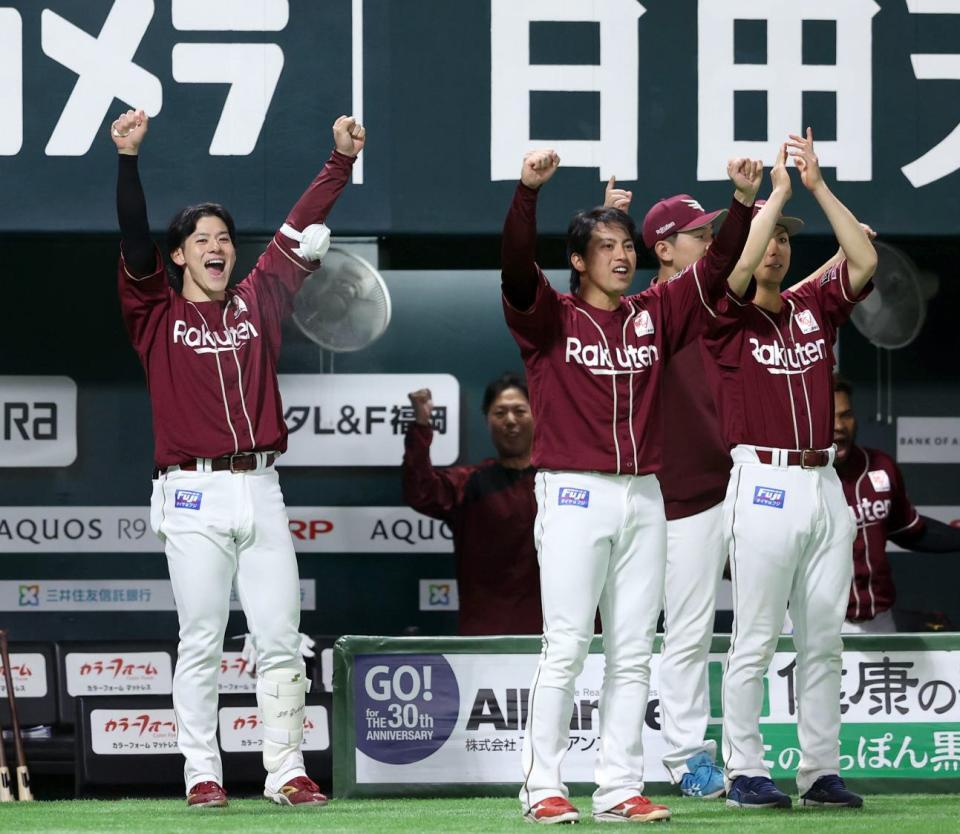 　１０回、浅村の勝ち越し適時打に喜ぶ楽天ベンチ