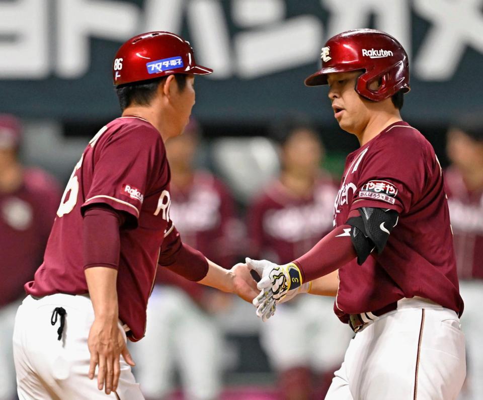 　６回、先制ソロを放ちコーチとタッチする浅村（右）