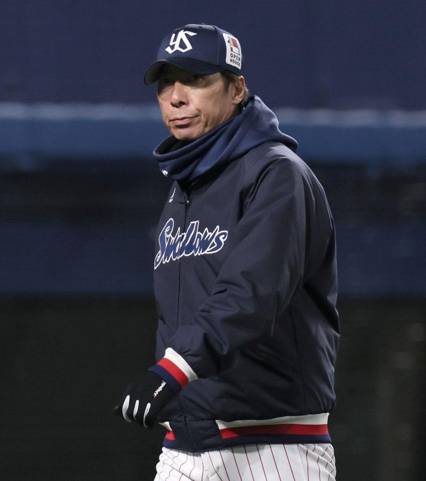 　８回を終え、選手交代を告げた高津監督（撮影・北村雅宏）