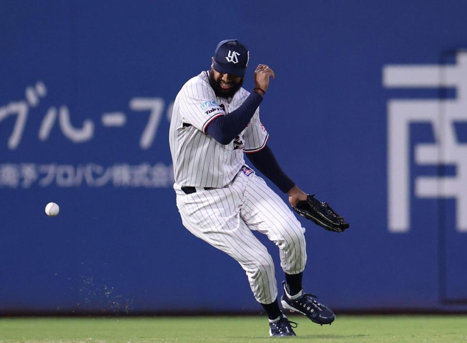 　３回、中野の打球をそらす左翼手のサンタナ（撮影・中田匡峻）