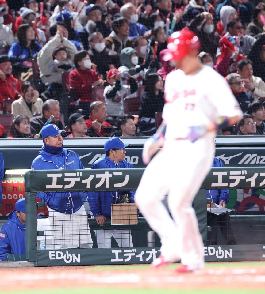 　４回、石原が放った左翼線へのタイムリー二塁打の打球を見つめる井上監督（撮影・市尻達拡）