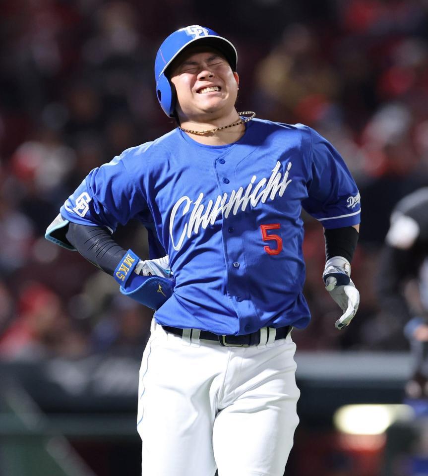 　６回、塹江の投球が右脇腹に直撃し、もん絶する村松（撮影・市尻達拡）