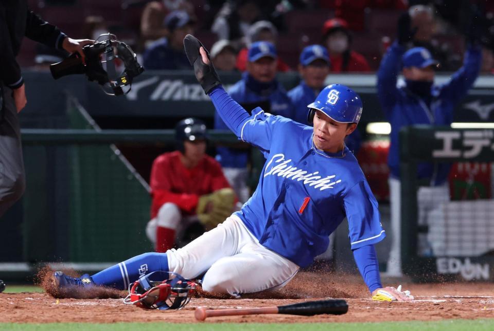 　３回、上林の中前タイムリーで本塁へ滑り込む岡林（撮影・市尻達拡）