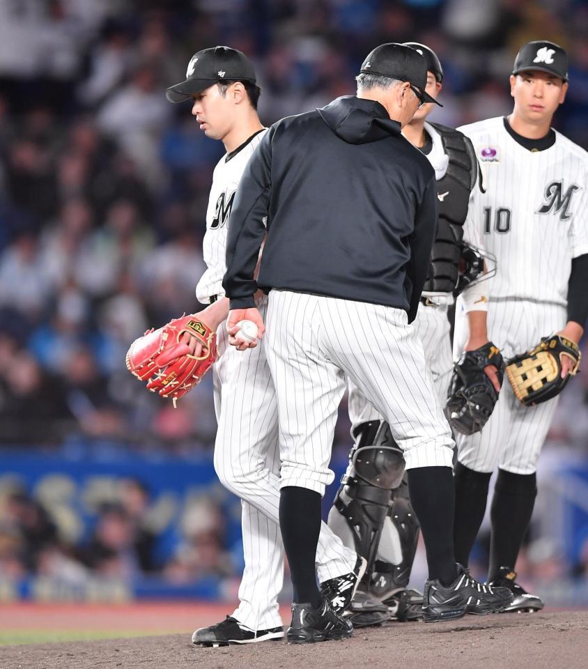 　日本ハム打線につかまり６回途中で降板した種市（左）。手前は吉井監督（撮影・開出牧）