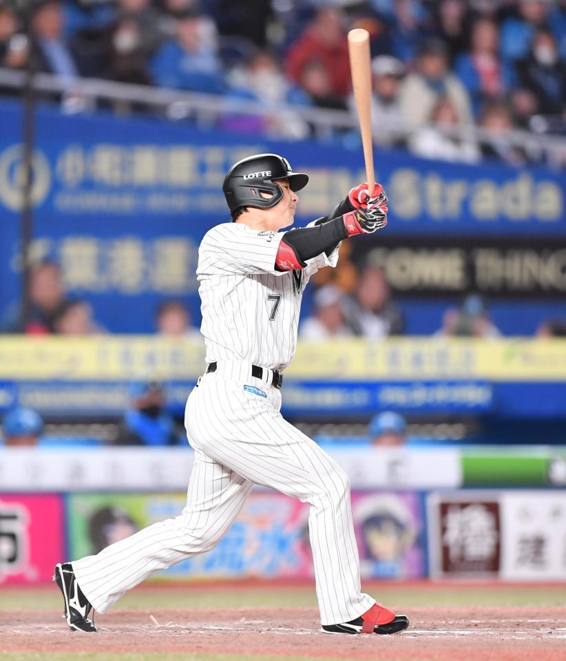 　５回、中越え適時二塁打を放つ藤岡（撮影・開出牧）