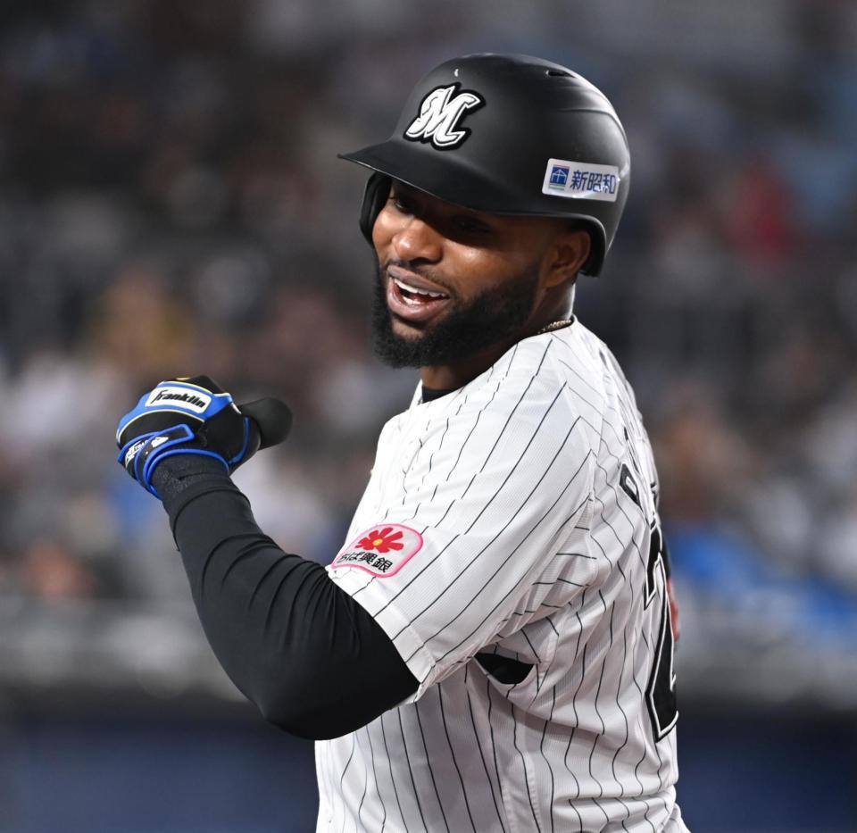 　１回、先制の右越えソロ放ちポーズを決めるポランコ（撮影・開出牧）