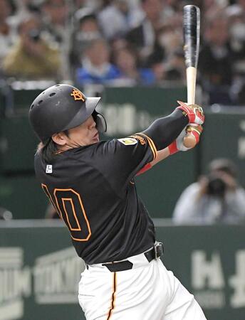 　３回、甲斐は右前適時打を放つ（撮影・佐藤厚）