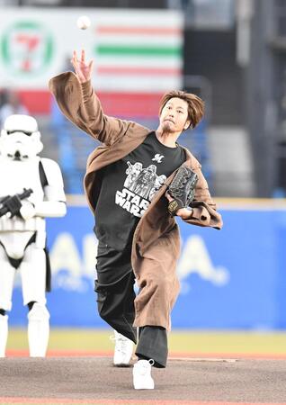 　始球式を務める速水もこみち（撮影・開出牧）